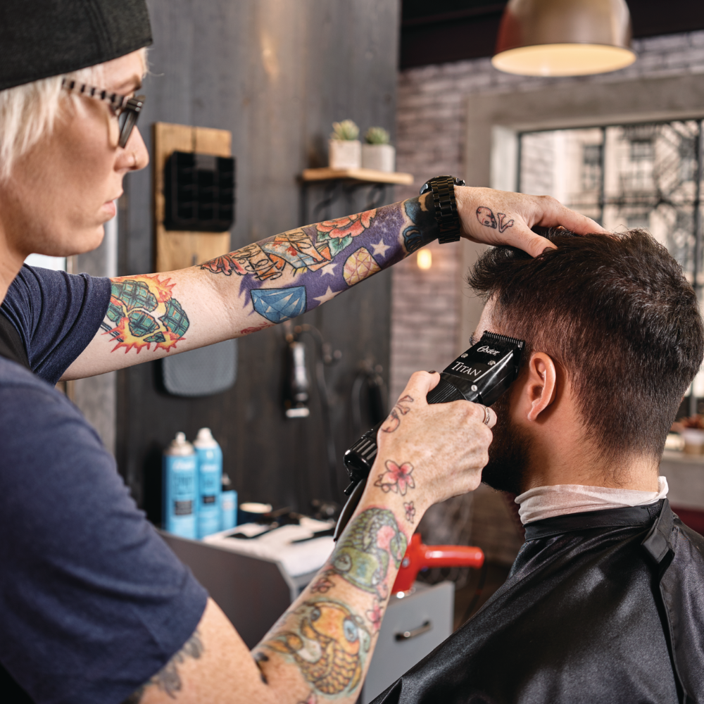 Cortadora de pelo Oster Titan de 2 velocidades con motor universal y cuchillas recubiertas desmontables n.° 000 y n.° 1